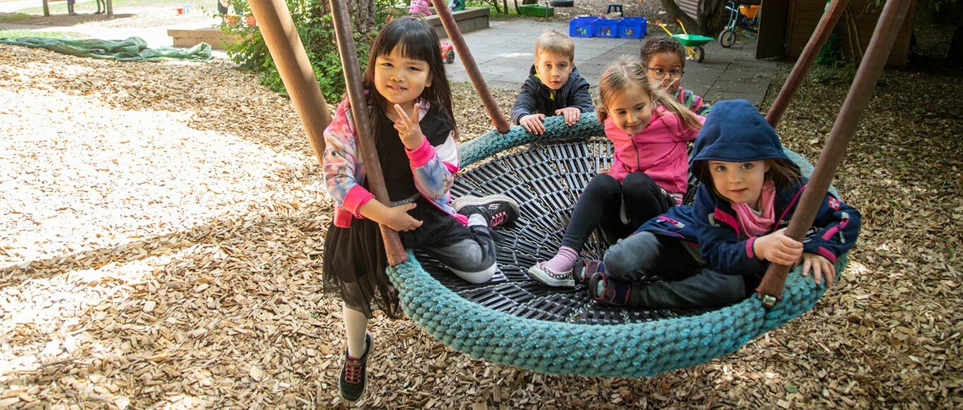Eine Gruppe Kinder auf einer Netzschaukel
