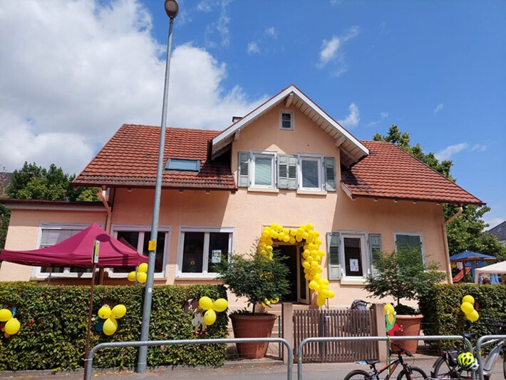 Eingang der Kita Gartenstraße mit gelben Luftballons geschmückt