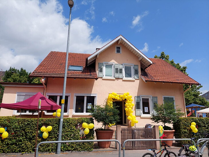 Eingang der Kita Gartenstraße mit gelben Luftballons geschmückt