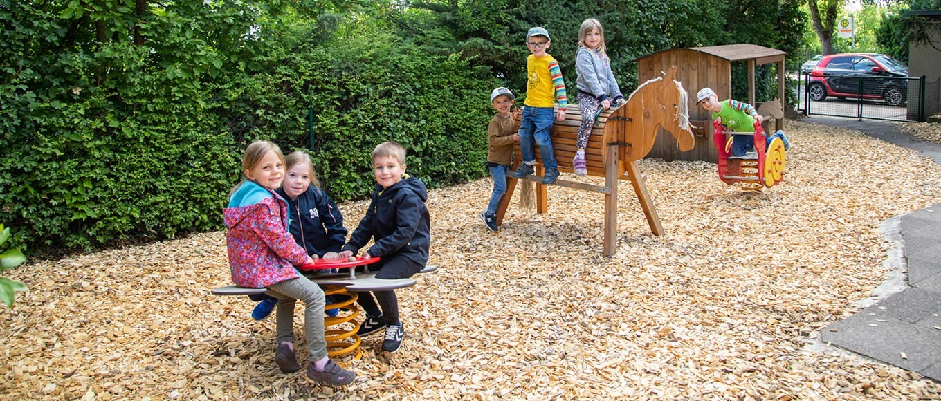 Kinder spielen auf dem Spielplatz